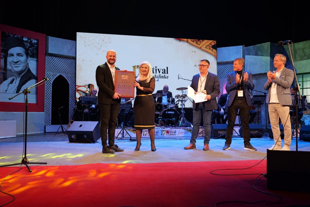 Azmir Halilović dobitnik Plakete Safet Isović za izvedbu pjesme »Mejro  dušo«